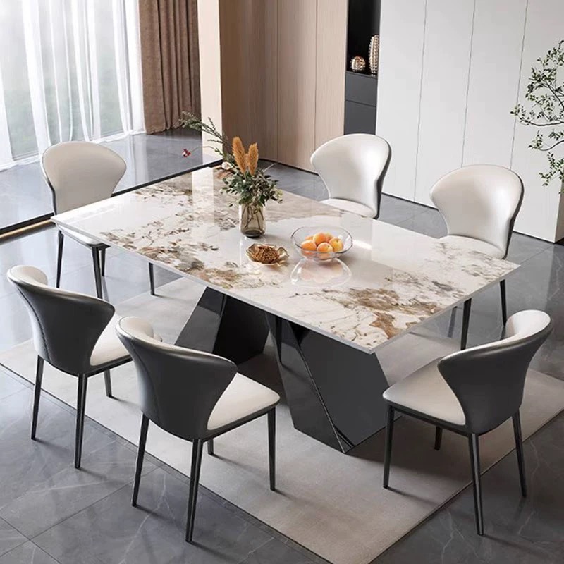 Une table avec six chaises