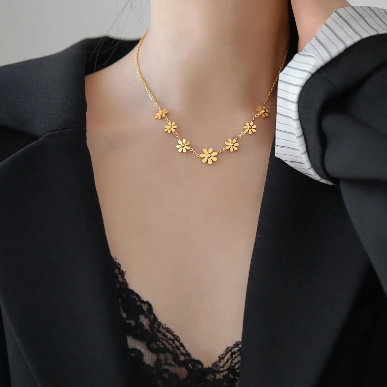 Colgante de acero inoxidable con diseño de margaritas y girasol para mujer, collar con colgante de oro de 18k y Color dorado, para mujer