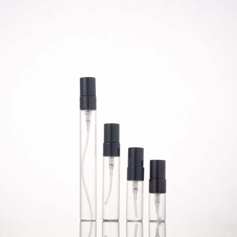 Bouteille transparente avec la pompe et le chapeau noirs UV