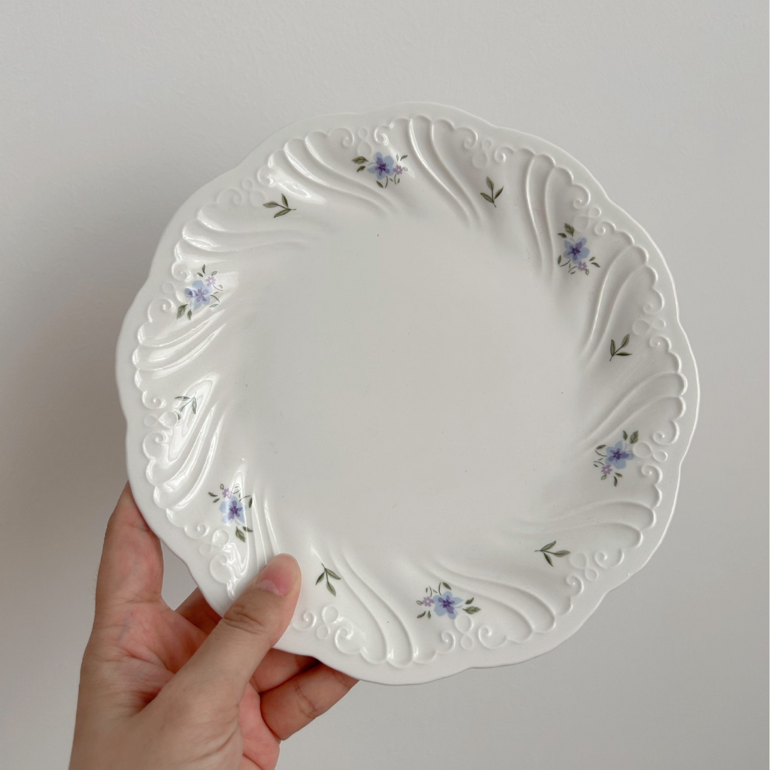 Assiette plate rétro bleu violet à petits motifs floraux, 20 cm - Boîte de 80 pièces