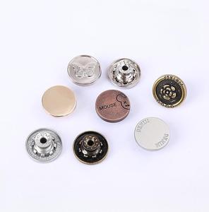 厂家批发定制品牌图案锌合金金属牛仔布高品质牛仔裤纽扣铆钉服装 - Product Image 3