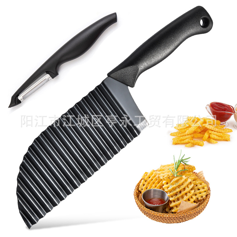 Pelador negro con mango plano, empaquetado en una caja a color.