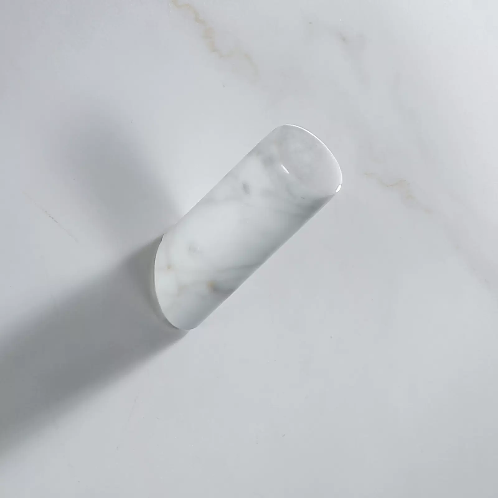 Installato da vite, di marmo bianco
