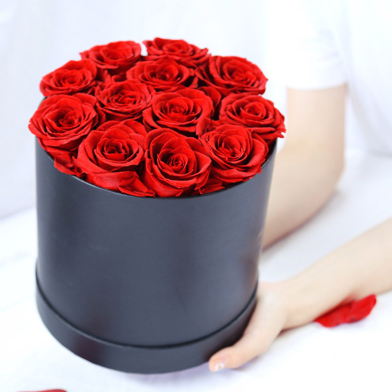 12 Roses dans une boîte ronde