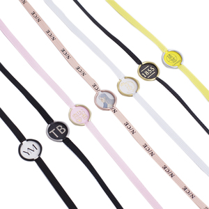 Etiquetas colgantes de plástico en relieve para ropa, etiquetas coloridas con nombre de marca, logotipo de marca, cierre de cuerda de nailon - Product Image 2