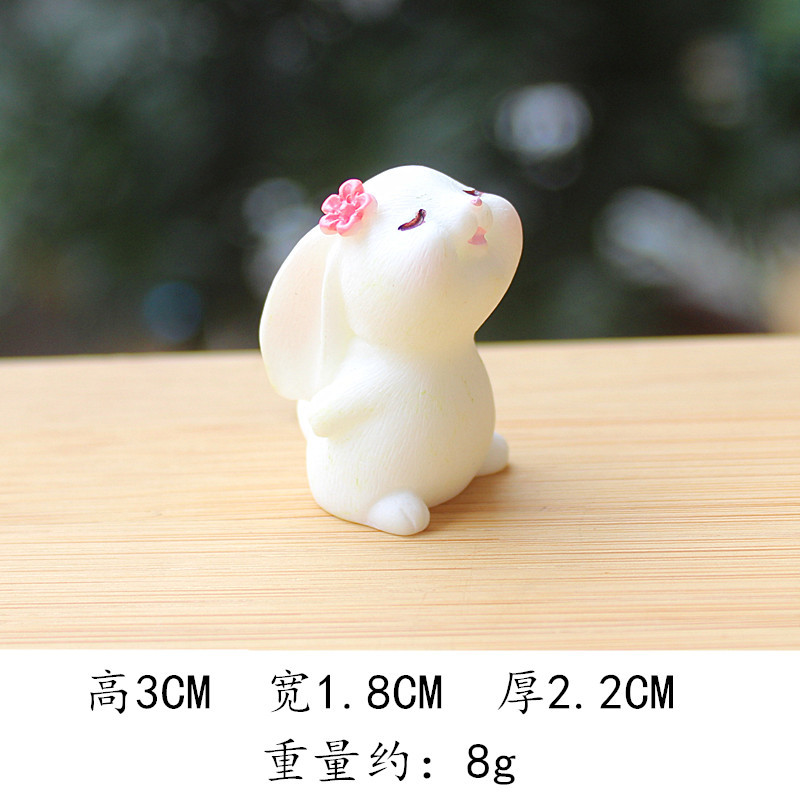 Lapin aux longues oreilles regardant vers le haut