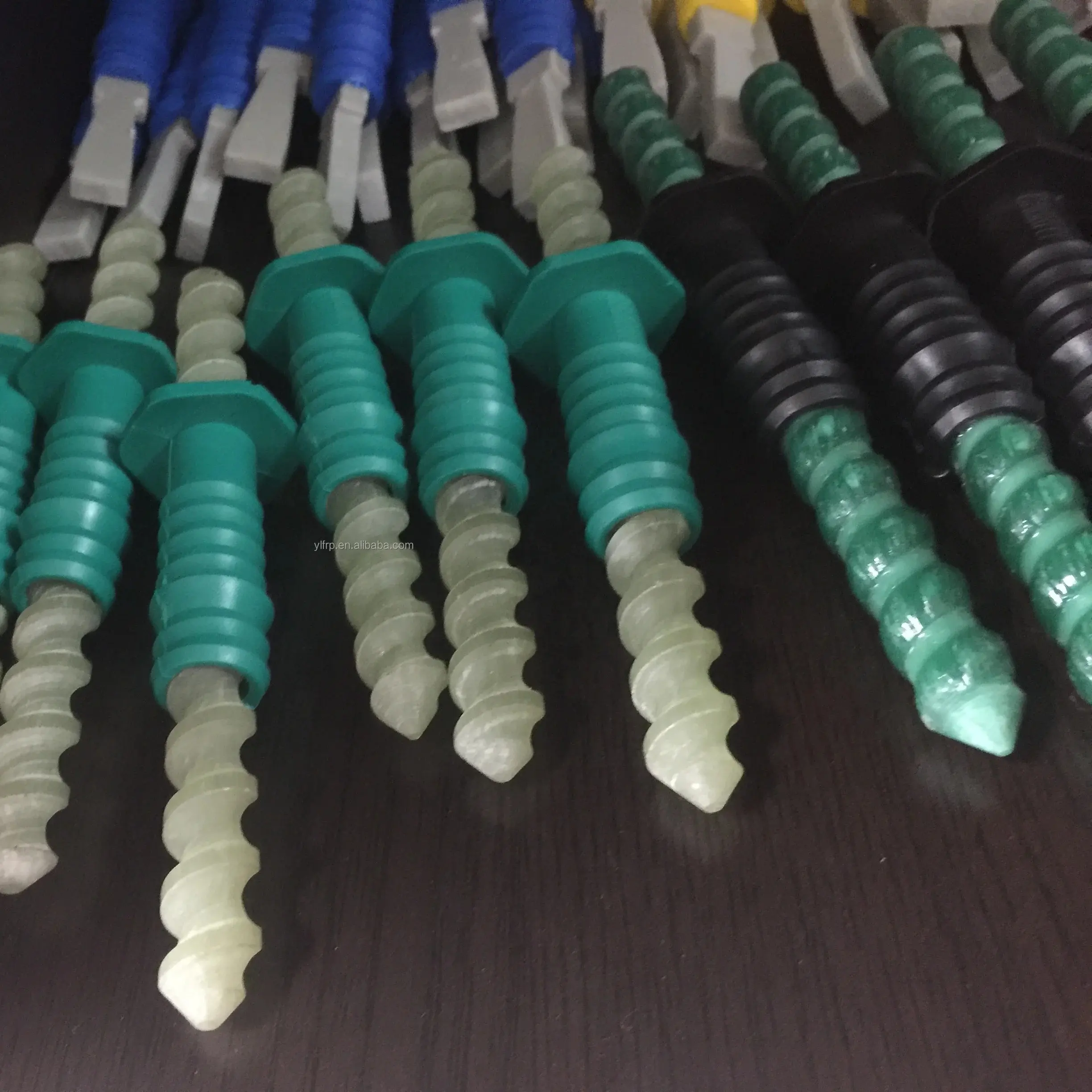 قلم ميخ رباط من الألياف الزجاجية المقوى المضادة للتآكل من البلاستيك المُصنّع من الفيبر الزجاجي GFRP للأجزاء الخرسانية المعزولة بالقلب