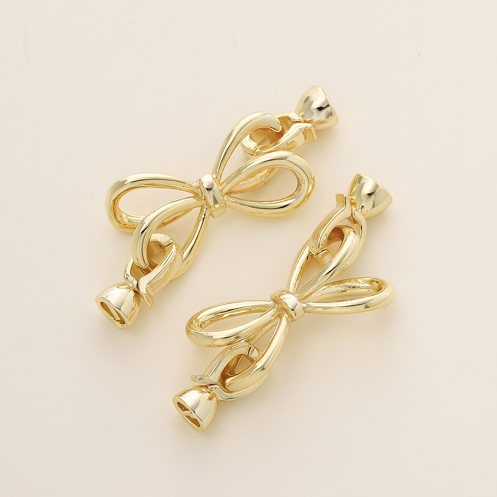 Fermoir de collier nœud en or 14 carats avec rétention de couleur.