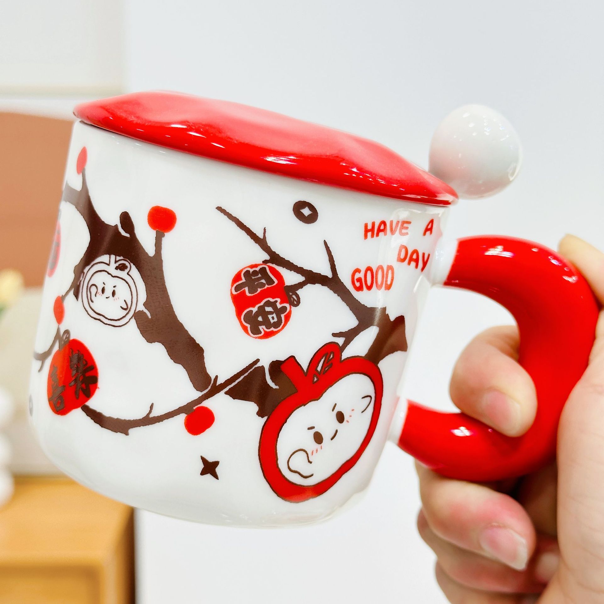 Bon ping une petite tasse en céramique de pomme avec couvercle et cuillère