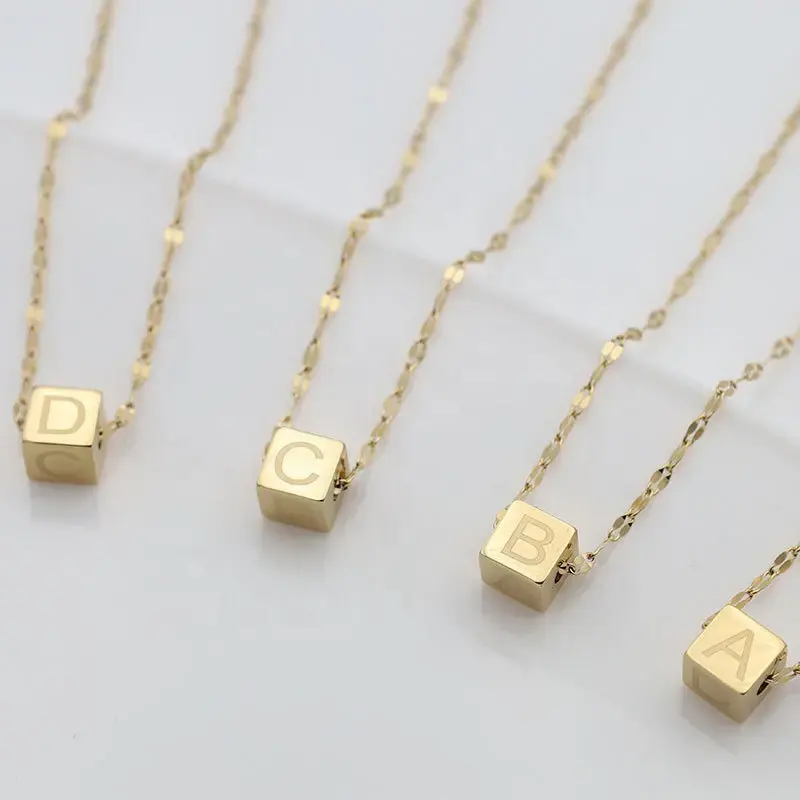 قلادة مربعة من الفولاذ المقاوم للصدأ مطلية بالذهب 18 قيراط تصاميم حروف