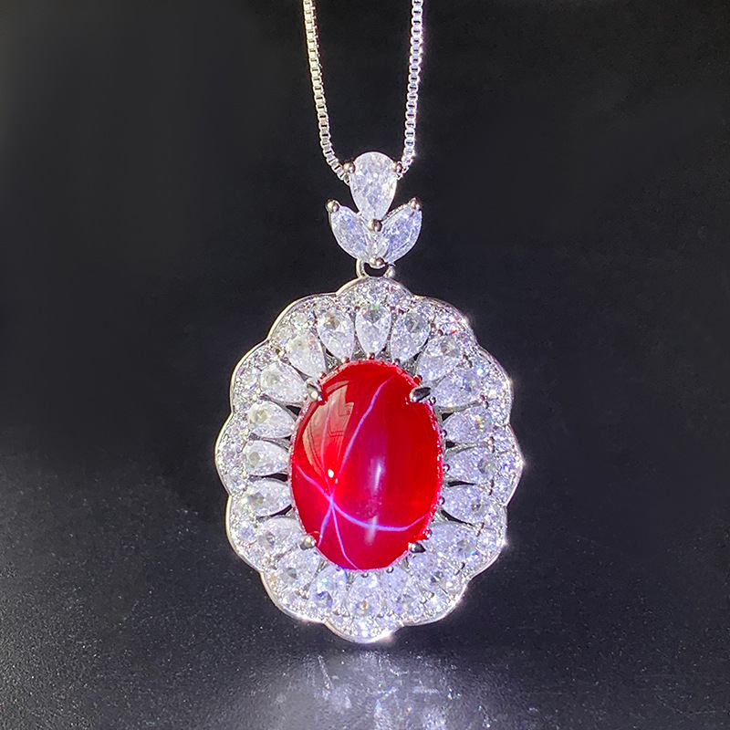 Pendentif étoile lumineuse à six branches en corindon rouge avec chaîne