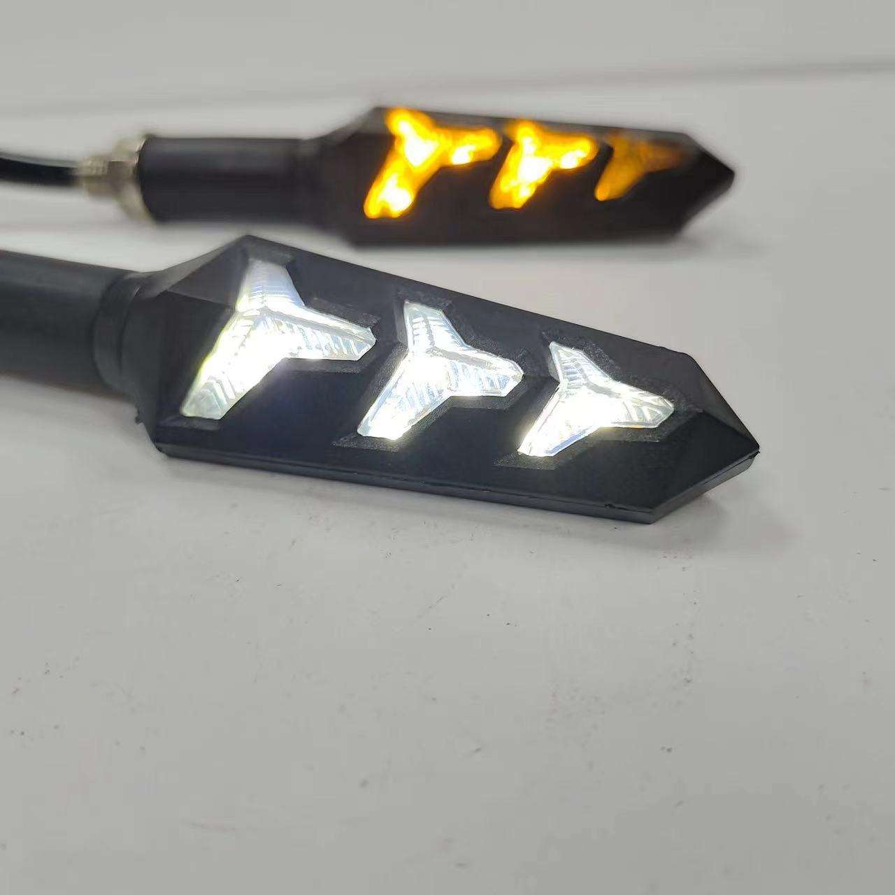 Señal de giro de hueso de pescado para correr durante el día + agua que fluye amarilla