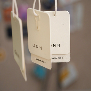 Thân thiện với môi tùy chỉnh giấy treo <span class=keywords><strong>tag</strong></span> Swing <span class=keywords><strong>Tag</strong></span> cho hàng may mặc Túi giày với logo in ấn và chuỗi - Product Image 1