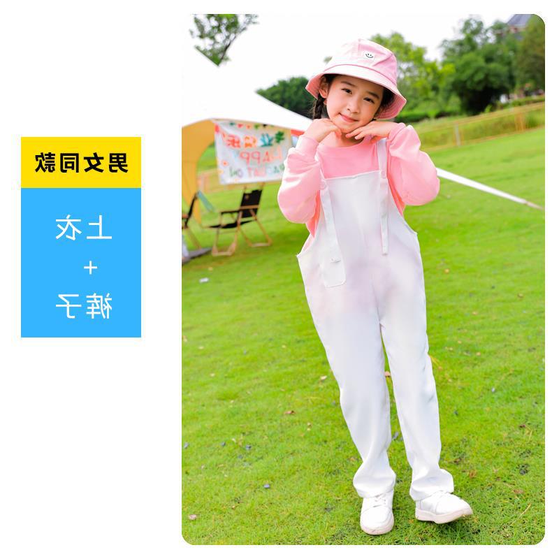เสื้อยืดแขนยาวสีชมพูและชุดเอี๊ยม