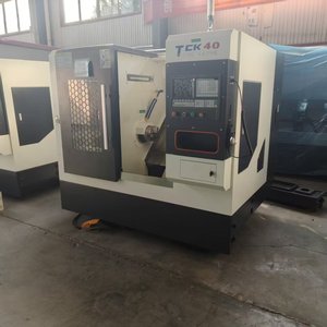 TCK40 Linear Guideway Slant Bed Torno CNC con mandril hidráulico 8-Tool Torreta C-Axis Bar Feeder - Product Image 3