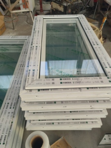 Proyecto residencial Ventanas y puertas de PVC Ventana abatible UPVC de vidrio de doble impacto personalizada con obturador incorporado - Product Image 3
