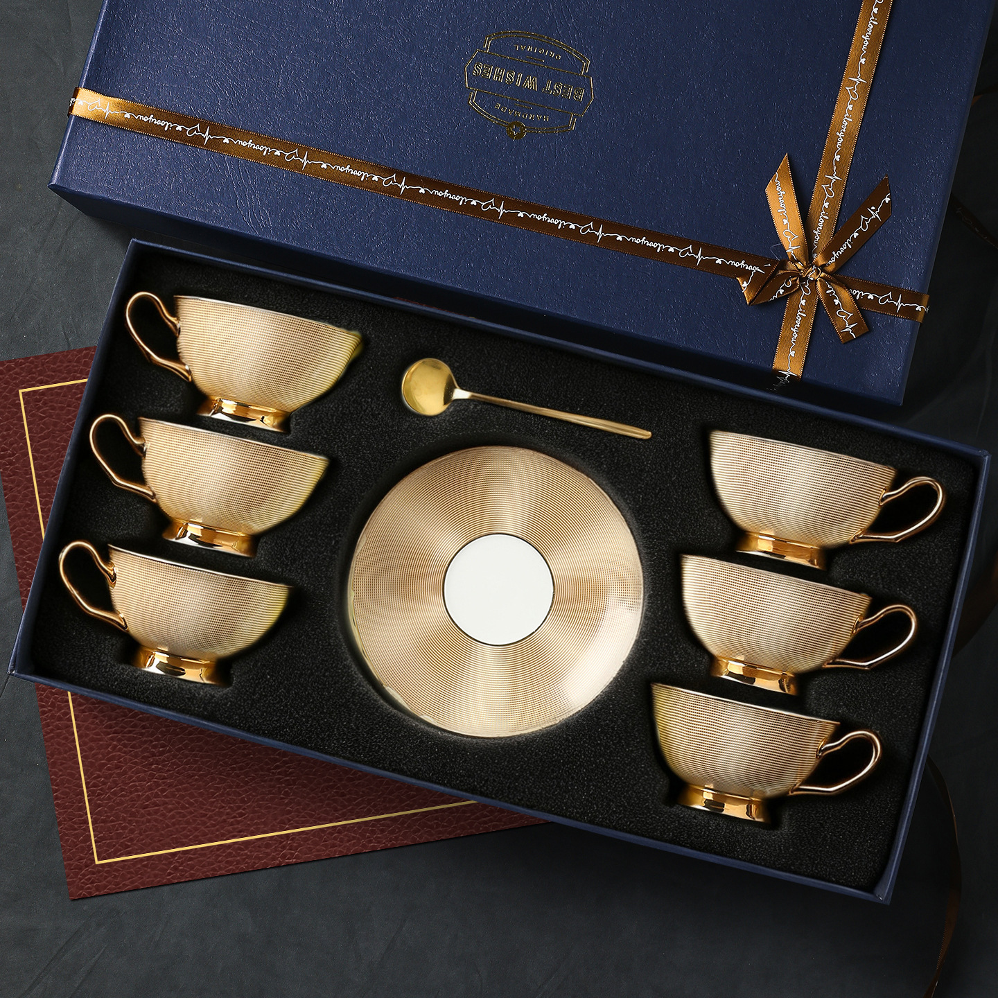 Coffret cadeau 6 tasses 6 assiettes 6 cuillères
