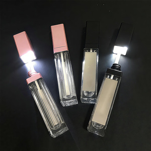Bán buôn tùy chỉnh màu hồng đen rỗng rõ ràng Quảng trường <span class=keywords><strong>Lip</strong></span> <span class=keywords><strong>Gloss</strong></span> Ống <span class=keywords><strong>Lip</strong></span> <span class=keywords><strong>Gloss</strong></span> ống với ánh sáng LED và gương <span class=keywords><strong>Lip</strong></span> <span class=keywords><strong>Gloss</strong></span> Ống - Product Image 1