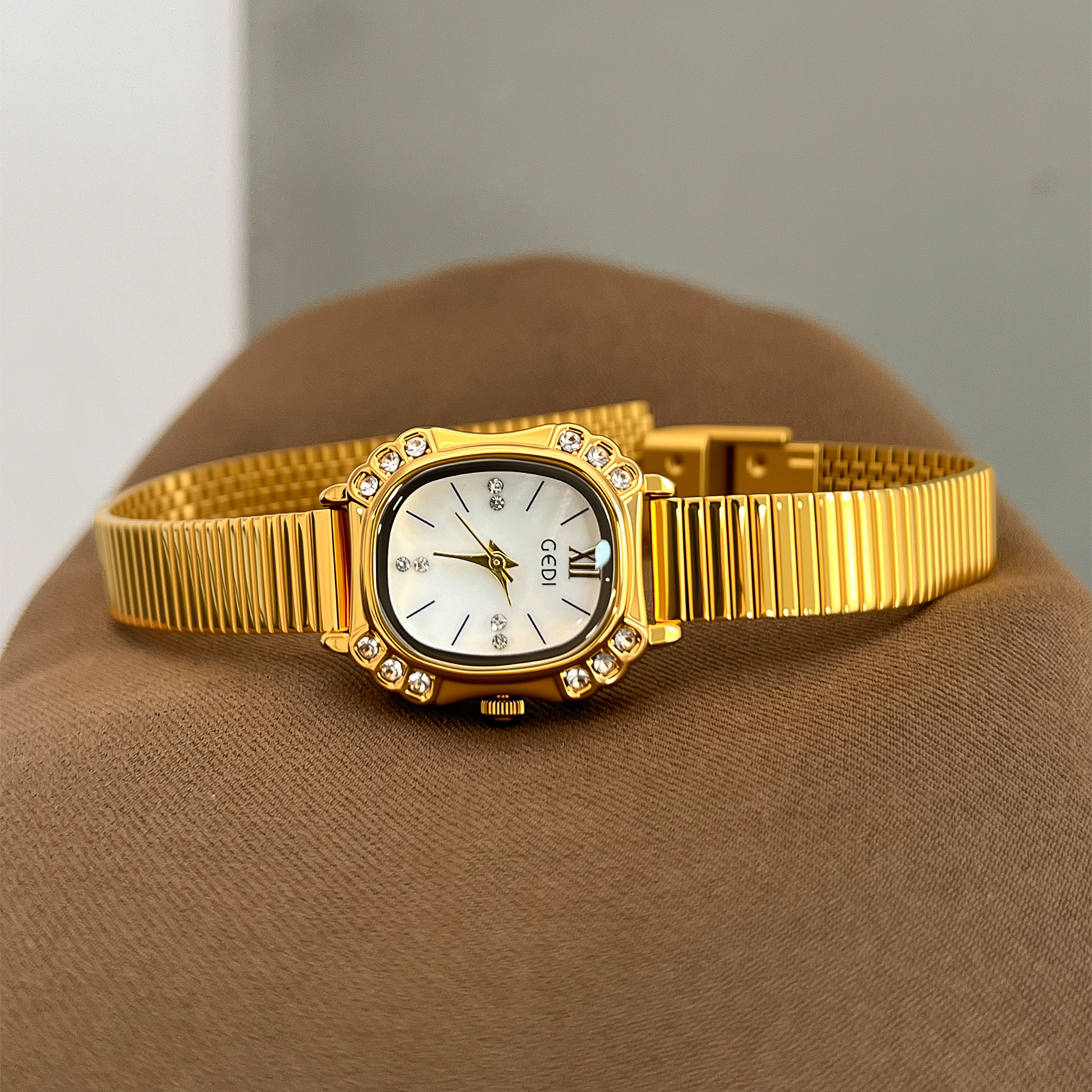 Glimmering gold diamond