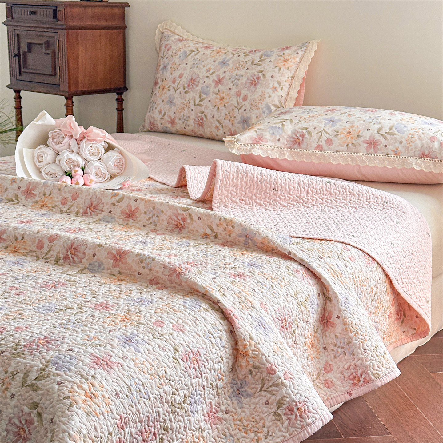 A bustling dream bedspread