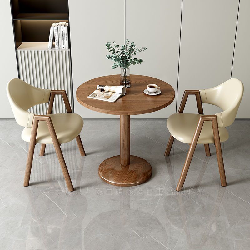 Sillas de cuero blanco, mesa redonda de nogal de 60 cm