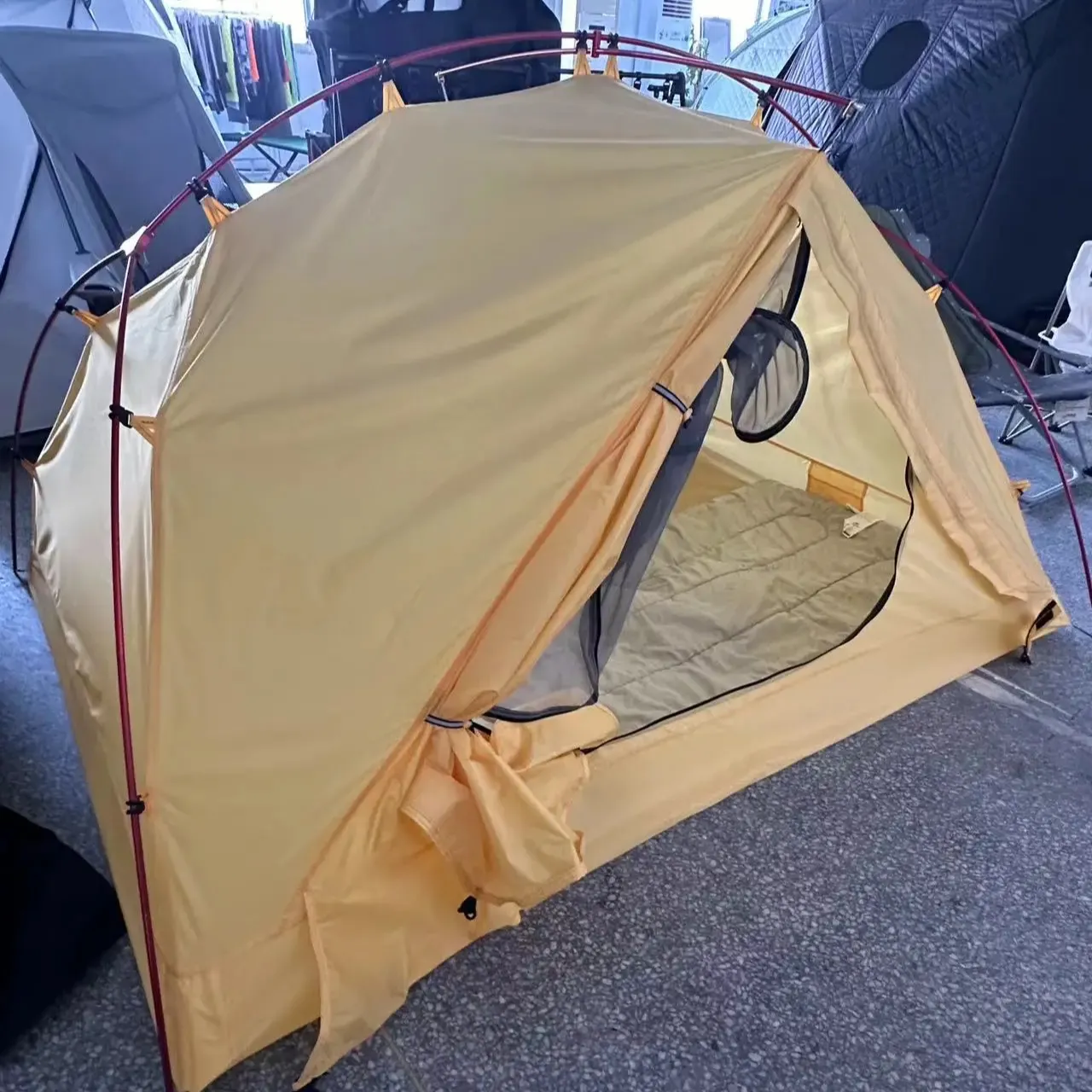 Небольшая туристическая палатка для кемпинга