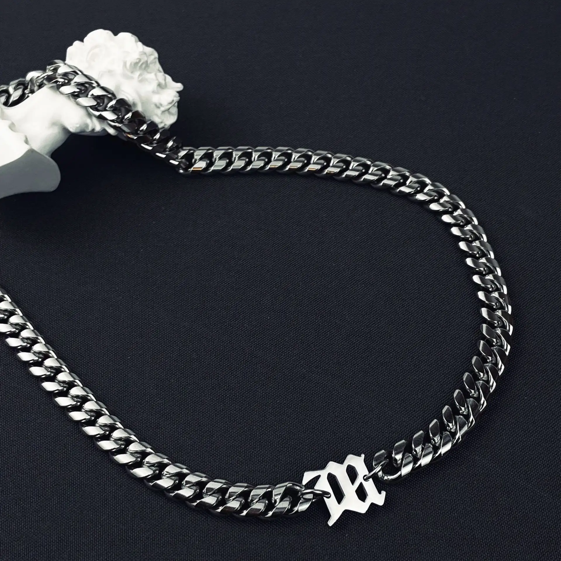 Cadena Cubana Americana M letra gruesa collar de calle alta diseño de moda para hombres nicho titanio acero clavícula cadena plata