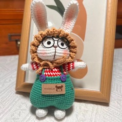Conejo de caramelo con correa verde