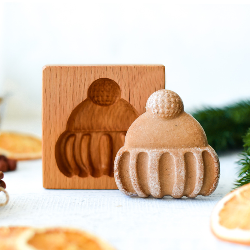 Chapeau avec pompons: 10x10x2 cm, environ 110 grammes