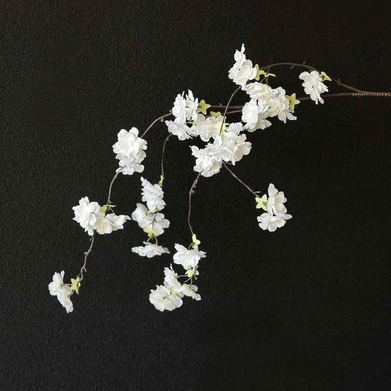 Fleurs de cerisier suspendues blanches