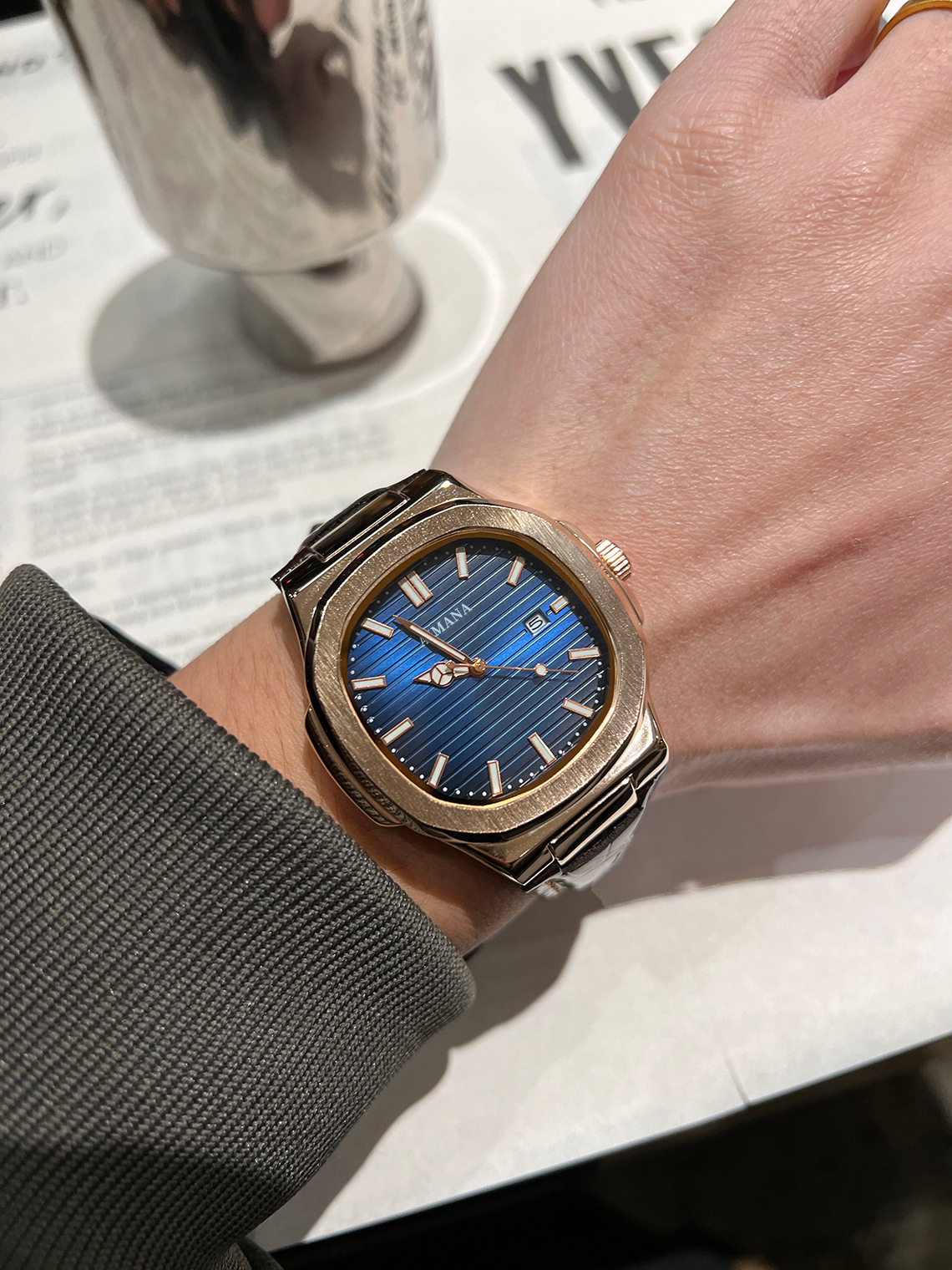 8602 morceaux de cuir brun de surface bleue de coquille