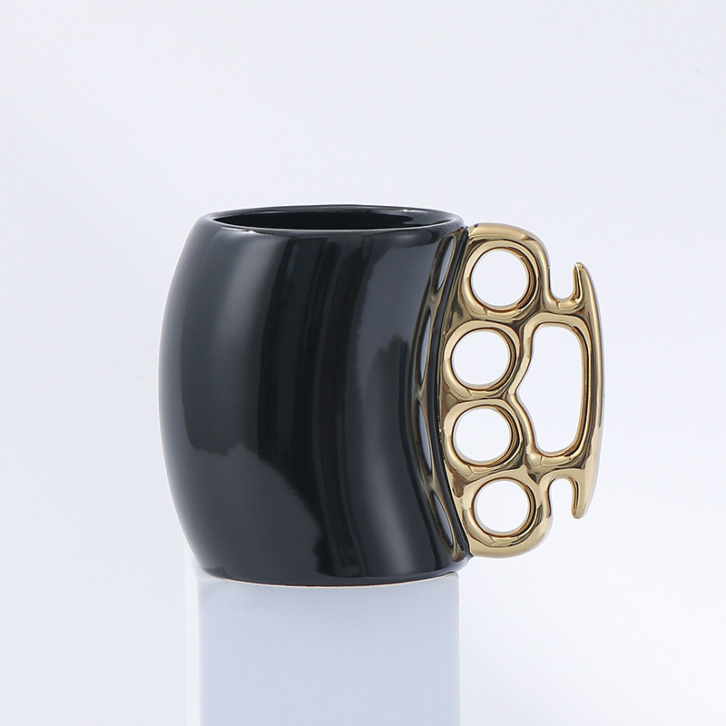 Tasse noire avec anse dorée