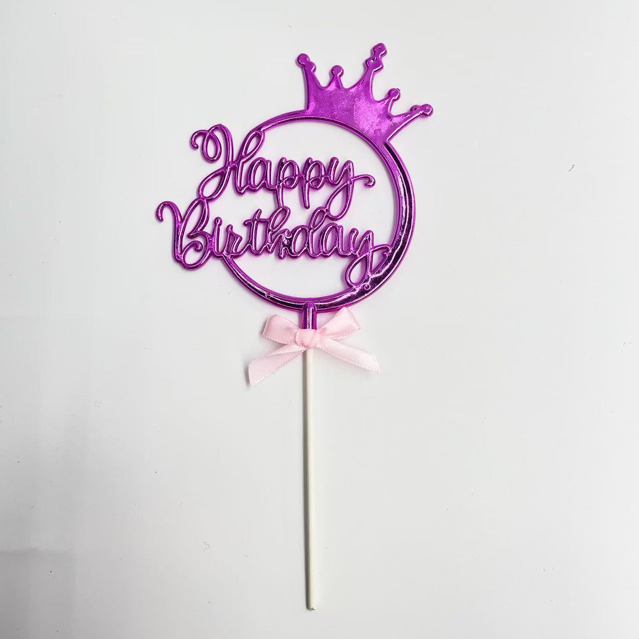 Fila di torte con corona dorata rosa