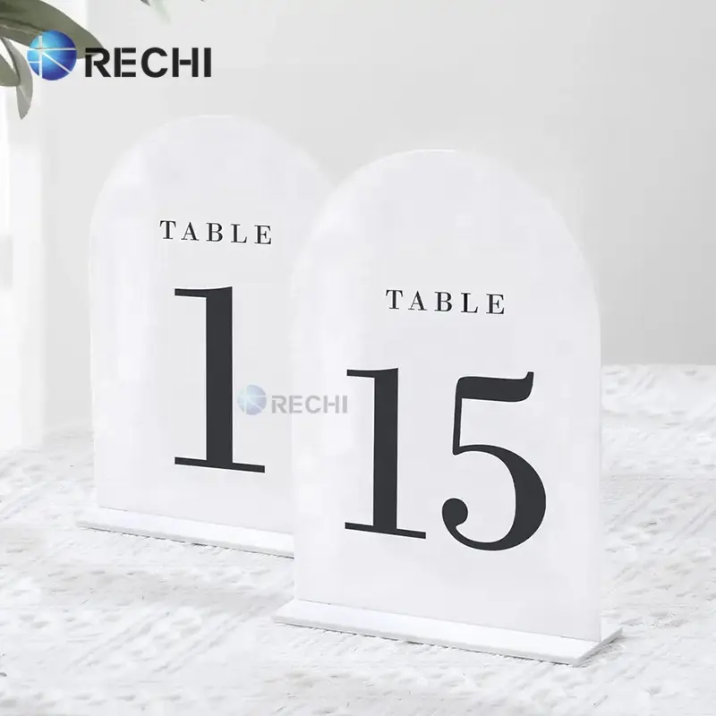 RECHI Numéro de table de mariage en acrylique avec arche blanche de comptoir personnalisé avec porte-signe de numéro d'impression UV pour la décoration de fête de mariage