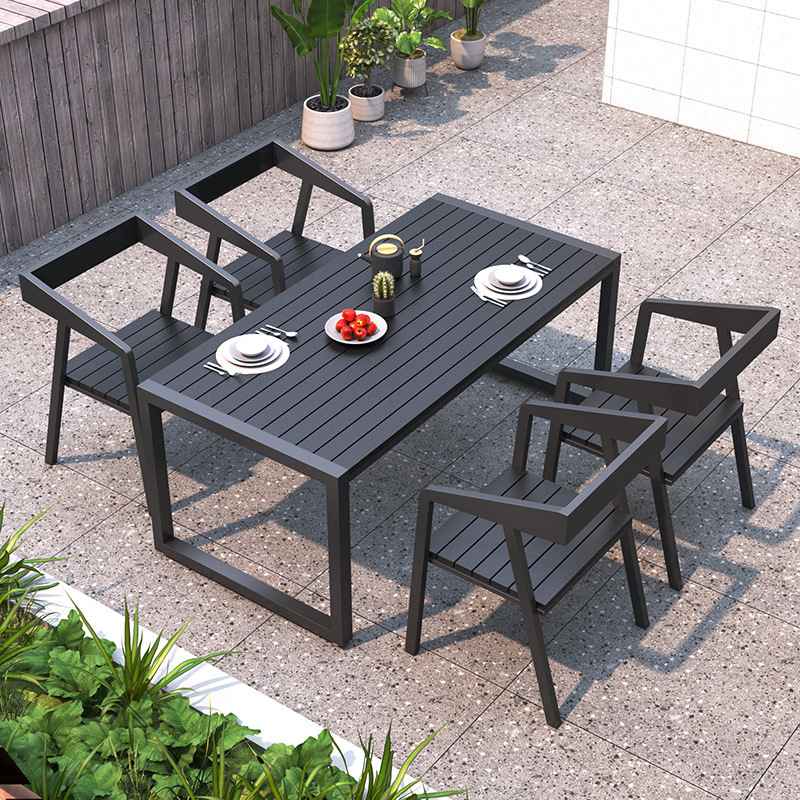 Quatre chaises et une longue table