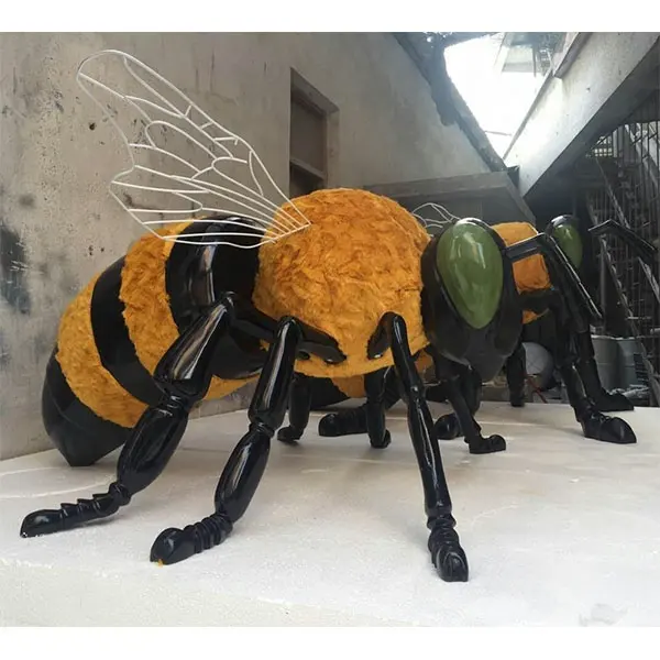 กลางแจ้งชีวิตขนาดไฟเบอร์กลาสสัตว์การ์ตูนผึ้งประติมากรรมสำหรับขาย