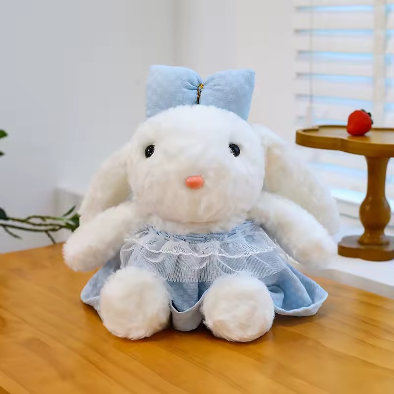 Falda azul con corona y adorno de conejito princesa con nudo de mariposa.