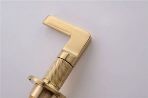 2个手柄漂亮的缎子拉丝金色浴室水龙头，浴室用黄铜水盆水龙头