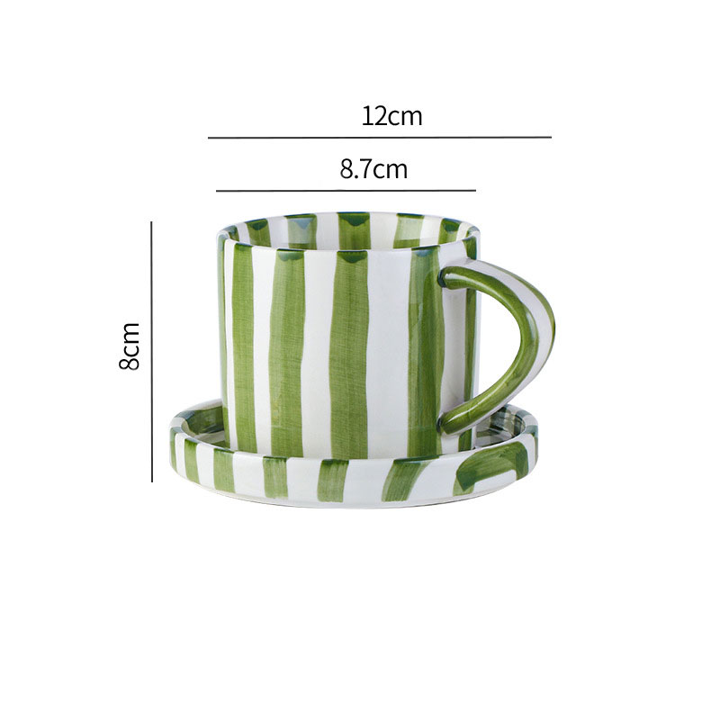 Taza a rayas de la antigüedad media, taza verde y platillo.