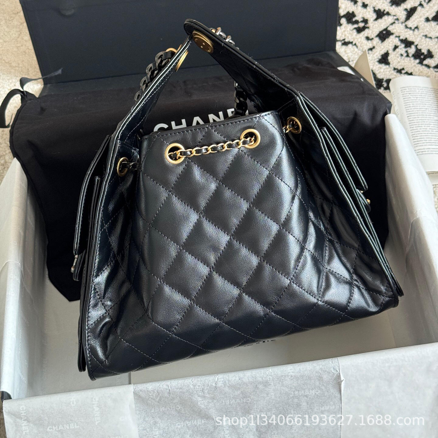 Pato mandarín negro encerado al aceite.