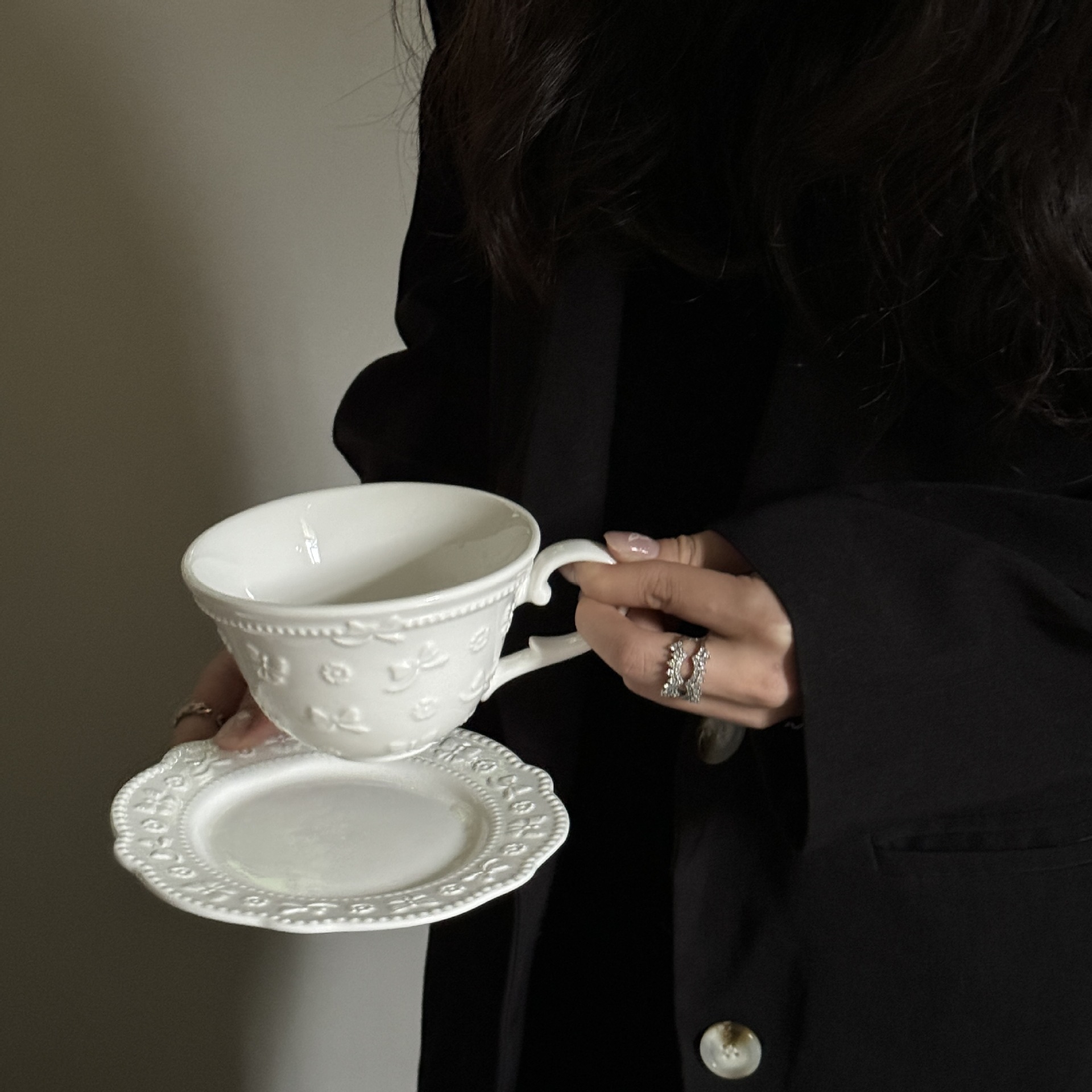 Juego de taza y plato blanco