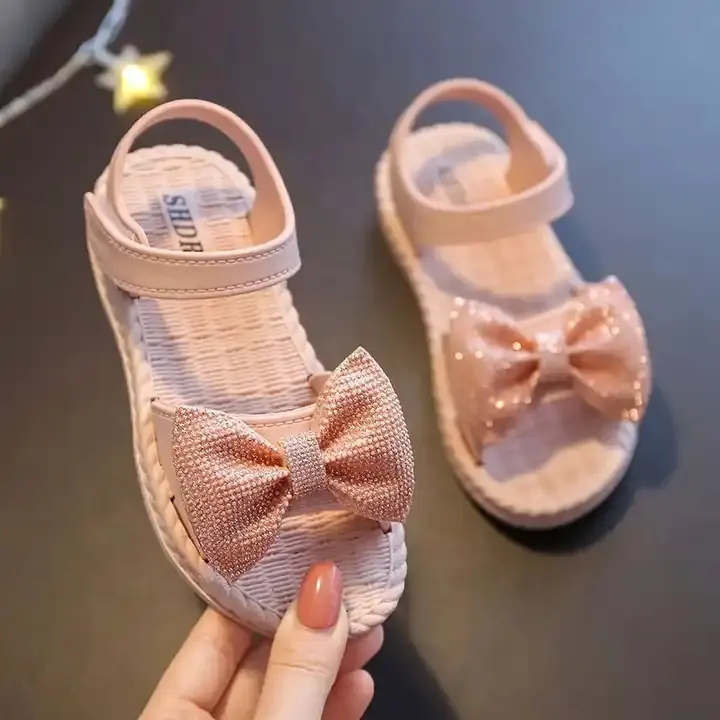 2024 nuovi sandali per bambini scarpe da principessa estive scarpe da spiaggia con suola morbida scarpe antiscivolo per interni ed esterni per bambina