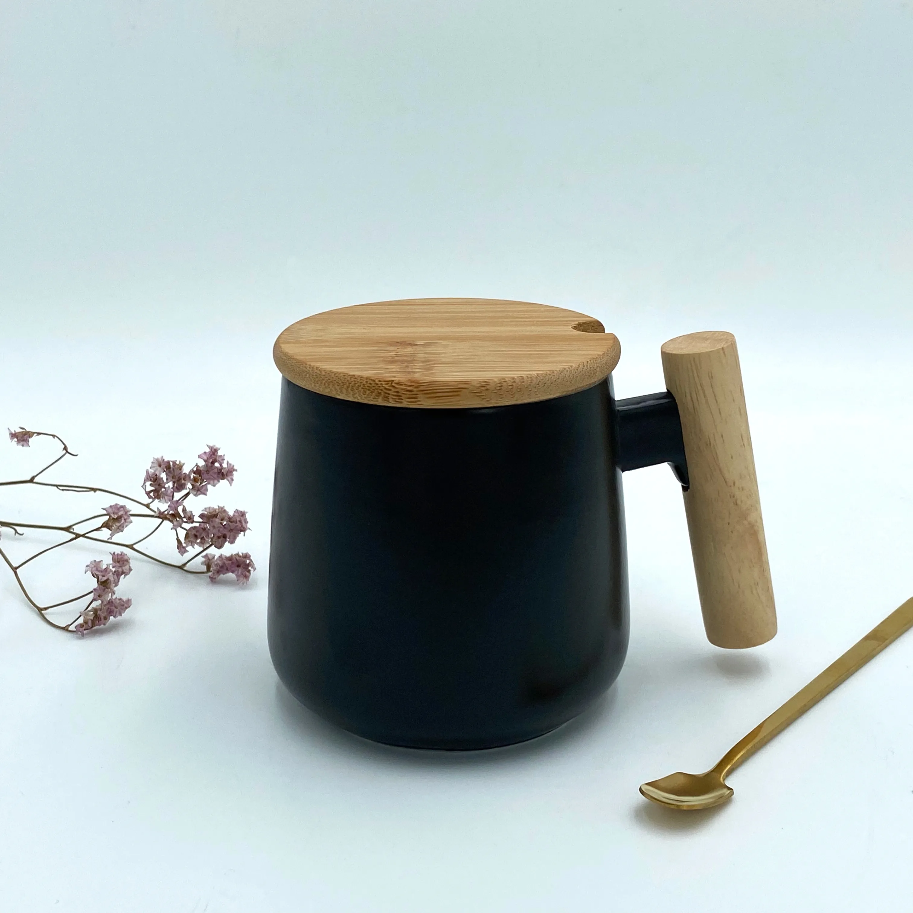 Vendita calda porcellana 13 oz forma creativa tazze da caffè portatili tazza da acqua in ceramica con manico in legno