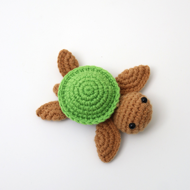 Tortue marron foncé à carapace verte