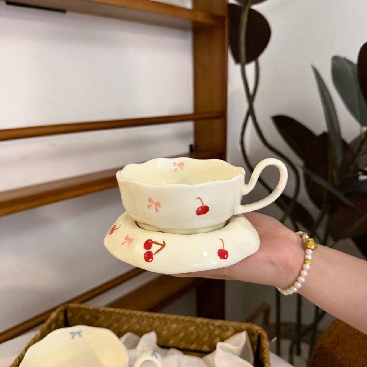 Taza con lazo rosa cereza rojizo, 250 ml, plato de 13 cm.