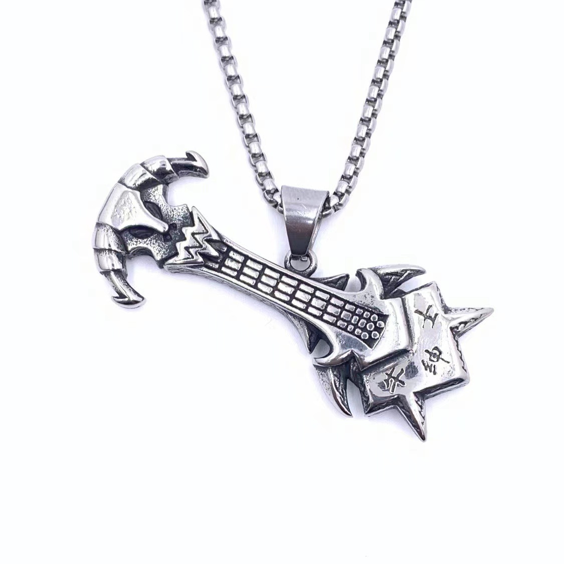 Un pendentif avec une chaîne de 60 cm de long.