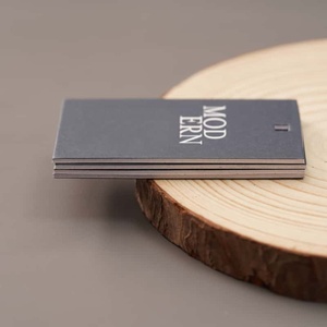 Etiquetas colgantes de laminación mate personalizadas con logotipo impreso, cadena de tarjetas de Papel Sostenible para ropa - Product Image 3
