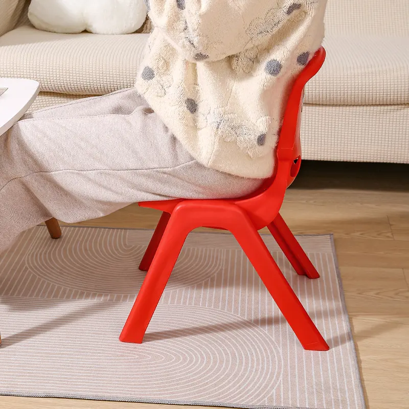Chaise d'intérieur en plastique pour enfants pour la maternelle chaise en plastique pour enfants meubles de garderie préscolaire chaise ergonomique en plastique