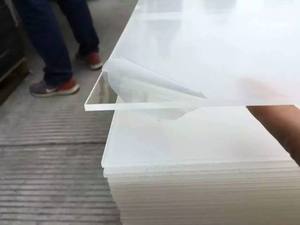 压花光泽黑色蛋白石白色PETG卷膜20毫米厚塑料片，用于热成型紫外印刷，用于POS应用