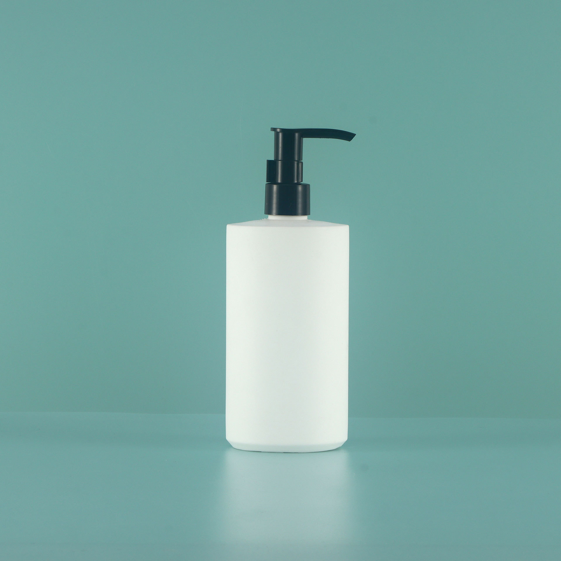 Flacon blanc, pompe noire